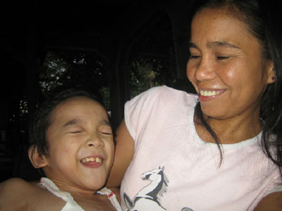태어날 때부터 소아마비를 앓고 있는 에드워드와 그의 엄마. 그의 웃음은 너무 해맑았다.