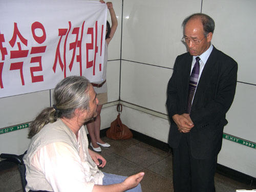 이동권연대 박경석 공동대표가 서울시지하철건설본부 신삼수 본부장에게 항의하고 있다.