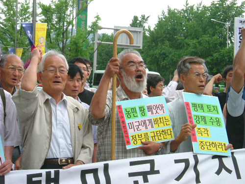 15일 세종문화회관 앞에서 열린 기자회견