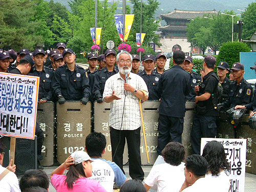 경찰이 정부종합청사로 행진하는 참가자들을 막고있다.