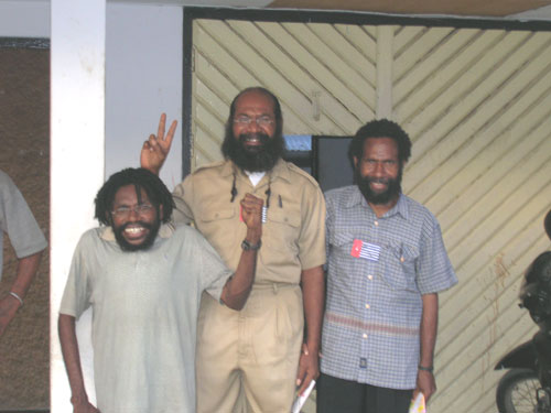 가운데가 필립 카르마, 맨 왼쪽이 유삭 파카쥐. 2004년 12월 1일 모닝스타를 게양했다는 이유로 각각 15년형과 5년형을 선고받았다.