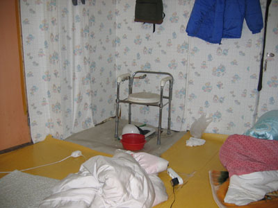 불타기 전 바울선교원 방 내부 모습. 방 안에 변기가 놓여 있다.