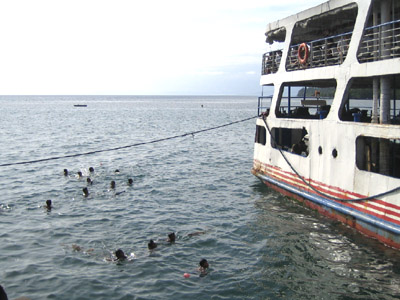 구걸하는 아이들 - 아이들은 여행객들로부터 돈을 구걸하기 위해 바다로 뛰어드는 쑈를 멈추지 않았다. 필리핀의 까미긴 섬에서.