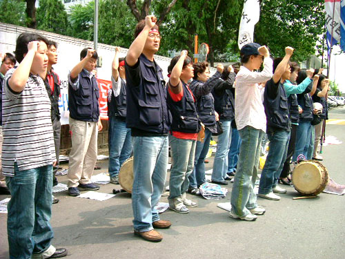 노동자들이 산재승인을 요구하며 구호를 외치고 있다.