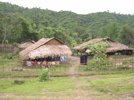 도로를 지나다 찍은 마을 사진. 랭군을 비롯한 버마 중심부를 제외하면 일반 주민들은 전통가옥에서 생활하고 있다.