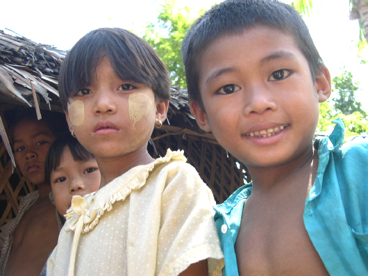 므락 유 (Mrauk U)에서 만난 아이들. 많은 아이들이 낮 시간에도 학교에 가지 않는다.