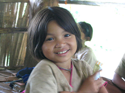 태국의 한 난민 어린이. 열악한 현실에서도 어린이는 희망의 웃음꽃을 피운다. <출처> Friends without Borders