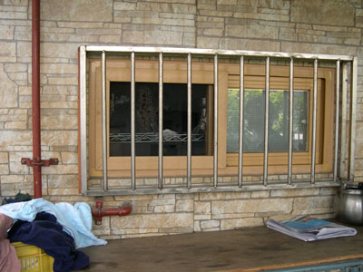 옥탑방 외부 창문도 이중 쇠창살로 둘러쳐져 있다.