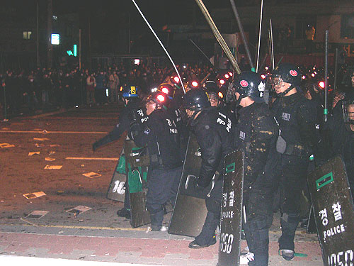 수영3교 부근에서 쇠파이프와 대나무를 들고 집회장을 기습침탈한 경찰