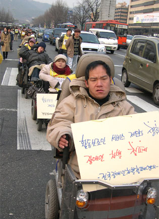 결의대회를 마친 참가자들은 광화문 정부중앙청사 별관 앞에서 서소문 서울시청 별관까지 행진했다.