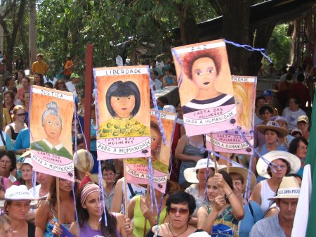 브라질, 아르헨티나, 우루과이 3개국 여성들이 모여 여성행진을 진행하는 모습