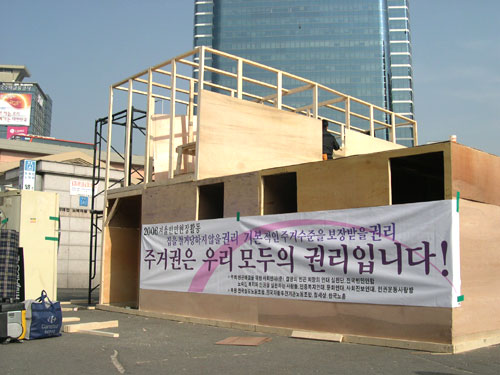 18일 서울역 옛역사 광장에 들어선 쪽방건물. 막바지 손질이 한창이다.