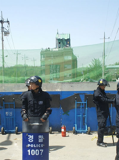 경찰이 봉쇄하고 있는 철거현장 [출처] 전국철거민연합