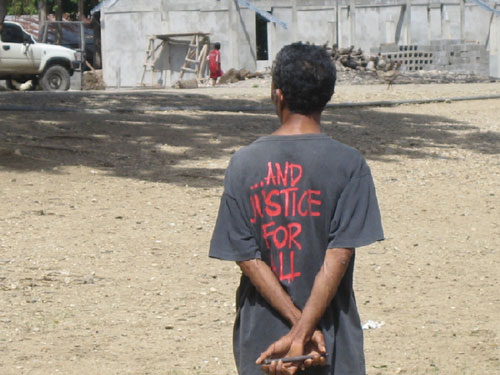 동티모르인들은 '정의가 없이는 발전도 평화도 없다'고 말한다. 그들은 '모두'를 위해서 '정의를 바로세우는 것'은 반드시 필요한 일이라고 주장한다.