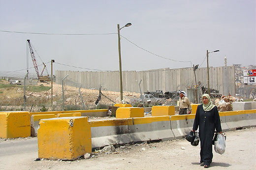 팔레스타인인들을 고립시키기 위해 진행중인 장벽 공사 [사진출처] http://stopthewall.org