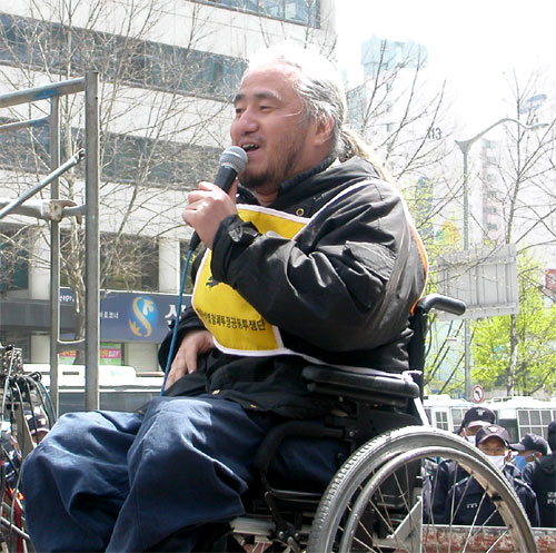 지난 4월 20일 열린 '420 장애인 차별철폐투쟁 결의대회'에서 발언하고 있는 박경석 공동대표