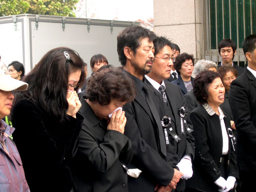 4일 국방부 앞에 열린 노제에서 오열하는 유가족들