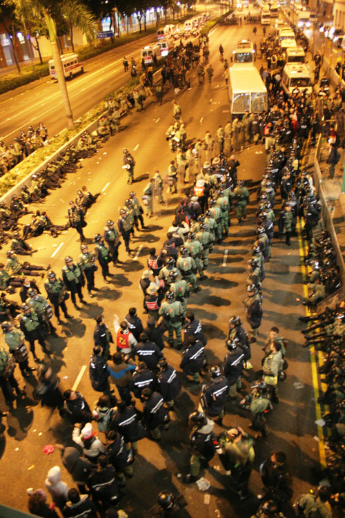 홍콩경찰의 봉쇄 속에 연행되는 집회 참가자들 [출처] 신자유주의 세계화반대 미디어문화행동(gomediaction.net)