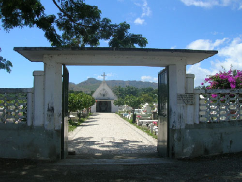 산타크루즈 묘지. 인도네시아 군대는 1991년 11월 12일 산타크루즈 묘지 앞에서 평화행진을 하던 동티모르인들에게 무차별 발포를 했는데, 이 때 약 270여명이 사망하고 약 250명이 실종되었다.