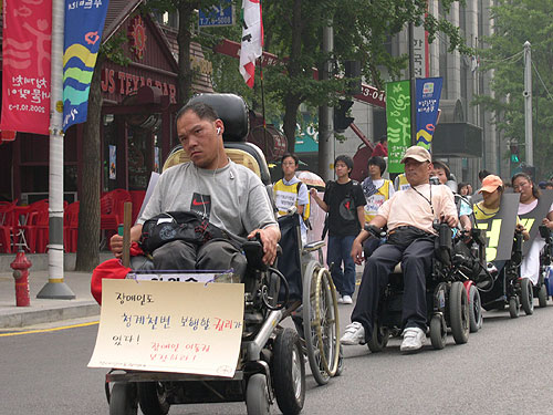 '청계천은 차별천' 선포식 참가자들이 청계천변을 따라 행진하고 있다.