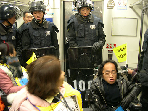 이날 경찰은 지하철 차량안까지 따라 들어와 행진 참가자들을 밀착 감시했다.