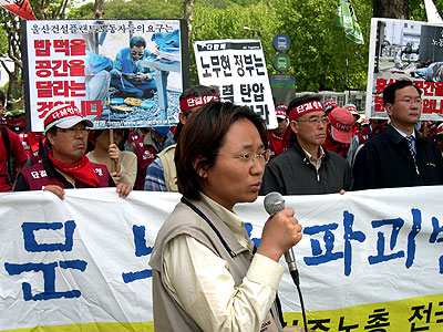 건설산업연맹 최명선 정책부장이 검찰 규탄 발언을 하고 있다.