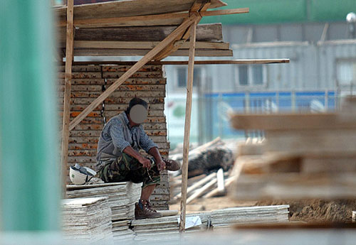 건설 현장의 한 노동자(작품과 무관한 사진입니다) [출처] 김정우