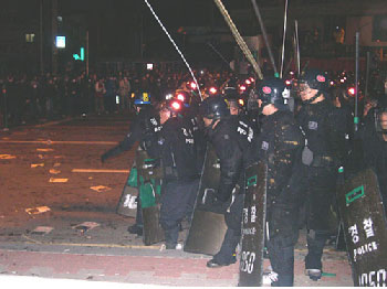 경찰이 집회에 참가한 사람들을 공격하고 있어요. 그 다음에 어떤 일이 일어났을까요?