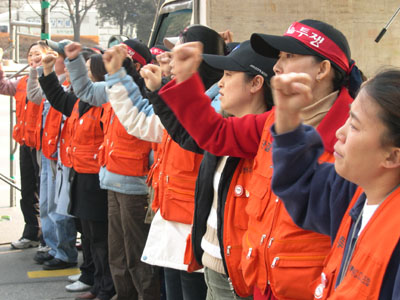 9일 한원CC 본사 앞에서 열린 '불법용역 철회, 손배가압류 철폐, 노조탄압 분쇄 민주노총 결의대회'에 참여한 조합원들