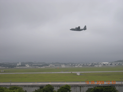 후텐마 공군 기지, 전투기가 이륙해 하늘을 날고 있는 사진<br />
