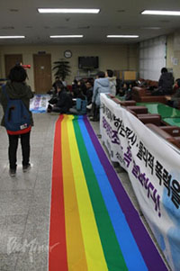 [사진: 성소수자 인권활동가들의 2011년 12월 서울시의회 농성(출처: 비마이너)]