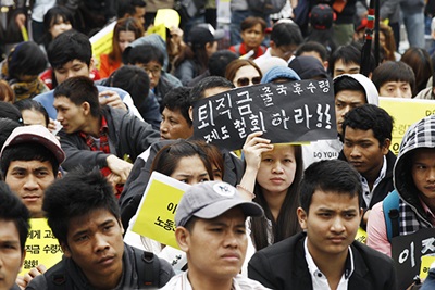 [사진 설명] 4월 27일 열린 2014 이주노동자 메이데이 참가자들이 출국 후 퇴직금 수령제도 반대 피켓을 들고 있다.