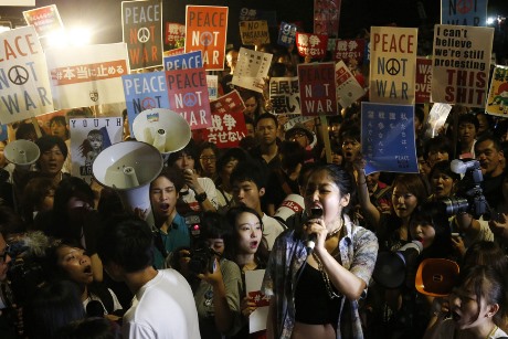 지난 7월, 아베 정부가 중의원 본회의에서 안보법안을 강행처리한 것에 대한 항의 집회 