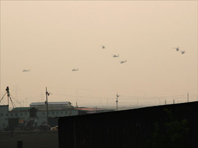대추리 상공을 날아다니고 있는 헬기들. <사진 출처: 평화바람>