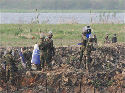황새울 들녘에 주둔하고 있는 군인이 진압훈련을 하고 있다. <사진 출처: 평화바람>