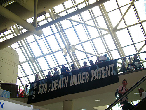 2006년 국제에이즈회의장 시위 “자유무역협정: 특허에 의한 살인” [출처] 민중언론 <참세상>