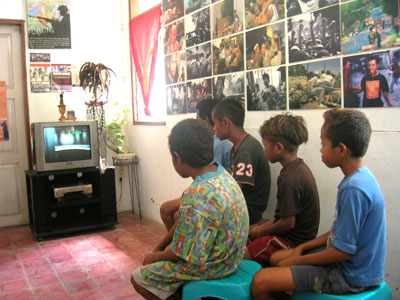 딜리에 있는 구스마오 도서관. 아이들이 영상물을 통해  인도네시아 지배에 저항한 동티모르인의 투쟁 역사를 공부하고 있다.
