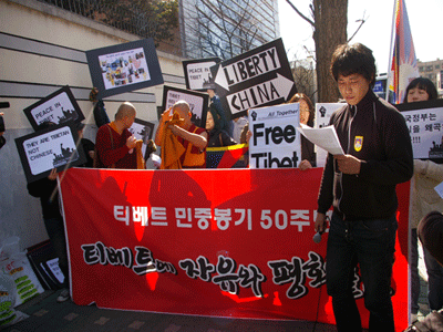 티베트 민중봉기 50주년 행사 모습(사 진출처: 티베트와 티베트인의 자유를 생각하는 공동체 '랑쩬')<br />
