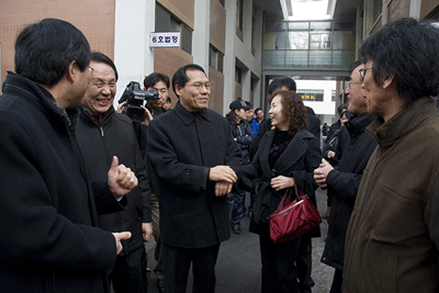 전교조 시국선언 무죄판결 후 재판정에서 나와 기뻐하는 사람들 모습(사진 출처: 민중언론 참세상)