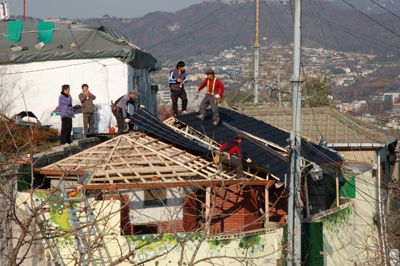 [사진: 두번째 빈집리모델링에서의 지붕 교체 작업, 이 곳은 현재 작은카페로 사용되고 있다] 