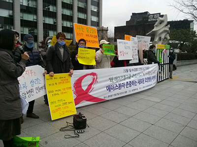 12월 1일 HIV감염인 인권의 날을 앞두고 한국HIV/AIDS감염인연합회 KNP+, HIV/AIDS 인권연대 나누리+는 11월 27일 오전 보건복지부 앞에서, 에이즈환자 인권침해에 대한 2차 증언 및 해결 촉구 기자회견을 진행하고 있다.
