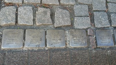 독일 그로스기라우에서 본 쉬톨페르쉬타인(Stolperstein)의 모습. 2014년 기준 유럽 전역에 걸쳐 4만8천개 정도가 있다고.<br />
<br />
