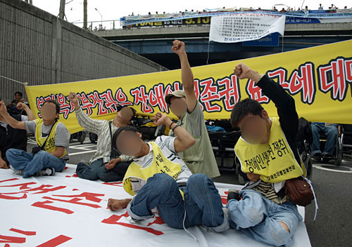 지난 7일 장애민중행동대회 참가자 가운데 50여명이 서울 마포대교 북단 강변북로 진입로에서 일산방면 3개 차선을 점거하고 장애인 생존권 보장을 요구하며 3시간가량 농성을 벌였다. [출처] 전국장애인차별철폐연대