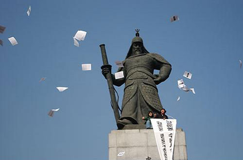 지난해 11월 2일 성람재단 비리척결과 공익이사제 도입을 요구하는 활동가들이 이순신동상에서 고공시위를 벌였다.