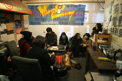 레아에서 진행한 1인 시위 음악회( 사진 출처: 촛불방송국 레아다음 카페)