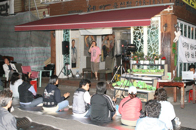 레아 앞에서 진행된 문화제( 사진 출처: 촛불방송국 레아 다음 카페)