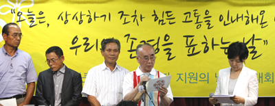 2012 UN 고문 생존자 지원의 날 기념대회에서 치유학교 1기 졸업생들이 정혜신 박사(오른쪽 끝)와 함께 소감을 발표하고 있다.<br />