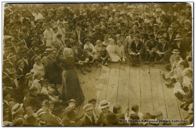 [사진 설명] 1912년 미국 웨스트버지니아주 몽고메리에서 열린 노동자 집회의 '마더 존스' 출처:West Virginia University Libraries