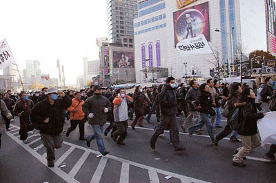 민중총궐기 당시 경찰에 의한 집회 불허에 불복종하며 거리로 나선 집회 참가자들<출처; 민중언론 참세상>