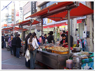 보기만 해도 꼴깍 침이 넘어가죠? 노점상에겐 이 수레가 소중한 삶의 터전이랍니다.